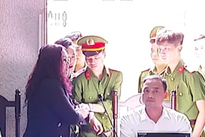 Luật sư bị buộc rời phòng xử