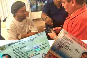 Vì sao Ronaldinho dùng hộ chiếu giả mang quốc tịch Paraguay?