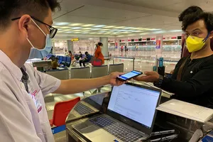 TP.HCM: 20 người bay cùng bệnh nhân thứ 17 âm tính COVID-19