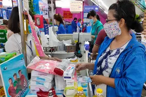 Gạo, rau, thịt… đầy ắp siêu thị