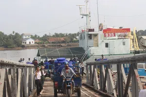 Hải quân cấp 3.000 m3 nước ngọt miễn phí cho người dân Bến Tre