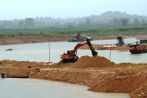 Ngang nhiên đắp đê ngăn sông khai thác cát