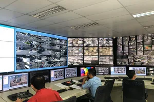 Nhiều xe bất chấp camera hiên ngang đậu trên đường cấm