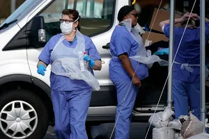 Thả nổi đỉnh dịch COVID-19: 12 triệu dân Anh có thể chết