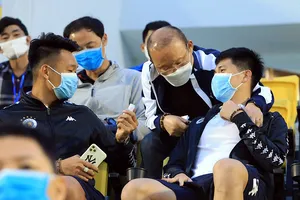 Bóng V-League lạc lõng lăn giữa mùa dịch