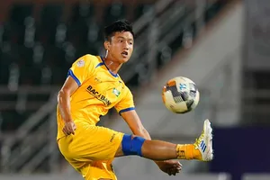 Mặt sân Vinh quá tệ, cộng đồng mạng nổi sóng