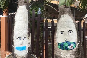 Đeo khẩu trang cho cây