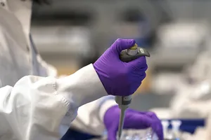 Tia hy vọng mới trong ngăn ngừa và điều trị COVID-19