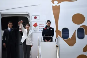 Đuốc Olympic đến Nhật và tranh cãi trong mùa dịch COVID-19