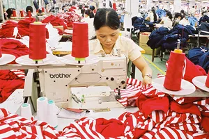 Khách Mỹ, EU tạm dừng mua hàng: Ứng phó khẩn cấp