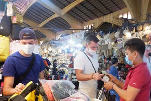 Khách Tây đã chịu đeo khẩu trang chống dịch COVID-19