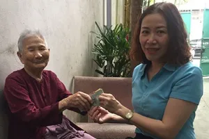 Mẹ VNAH 91 tuổi: ‘Xưa chống giặc, giờ mẹ ủng hộ chống dịch’