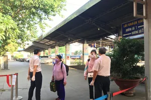 Chống dịch COVID-19: Nhà ga, bến xe kiểm tra nghiêm ngặt