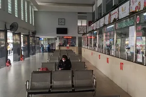 Cao điểm chống dịch: Nhiều bến tàu, xe vắng lặng