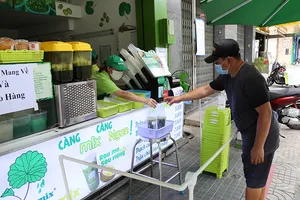 Nở rộ dịch vụ phục vụ tận cửa, tận bàn mùa dịch