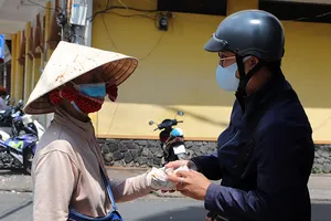 COVID-19: Ngưng bán vé số, nhiều người nghèo được giúp đỡ