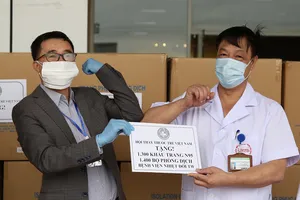 Nhiều người nhường khẩu trang y tế cho y, bác sĩ
