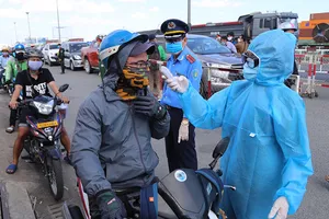 TP.HCM kiểm soát y tế chặt nhưng không ‘ngăn sông cấm chợ’