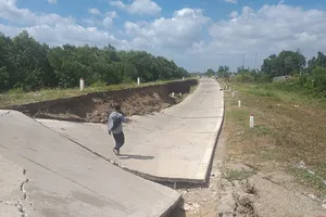 Sụt lún, sạt lở bủa vây miền Tây