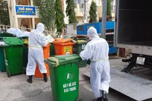 Sự hy sinh thầm lặng của những người gom rác y tế