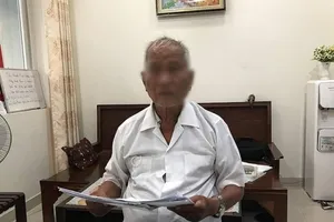 Kiện con gái đòi bài vị, hũ cốt của cha mẹ