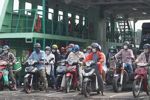 Khoảng cách tối thiểu 2 m: Phà Cát Lái gặp khó khăn