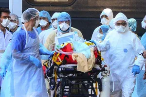 Mỹ sắp đạt đỉnh dịch, châu Âu chưa thể lạc quan