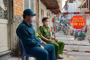 Công an trong 'cuộc chiến' tại ổ dịch Buddha và quận 8
