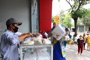 Bán gạo 1.000 đồng/kg cho người nghèo