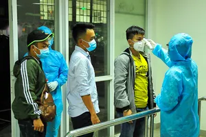 Chiến sĩ áo trắng ở khu cách ly