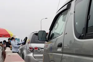 Nhiều tài xế điều khiển ô tô vào TP.HCM được kiểm tra y tế tại khu vực cầu Đồng Nai. Ảnh: TỰ SANG 