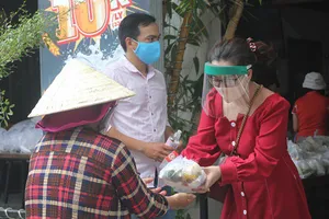 Quán cơm 0 đồng có shipper giao cơm miễn phí