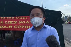 Ông Từ Lương, Phó Giám đốc Sở TT&TT TP.HCM, đang trao đổi với báo chí tại chốt kiểm soát y tế khu vực cầu Đồng Nai vào ngày 5-4. Ảnh: NY