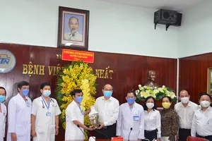 Bí thư Nguyễn Thiện Nhân thăm y bác sĩ Bệnh viện Thống Nhất