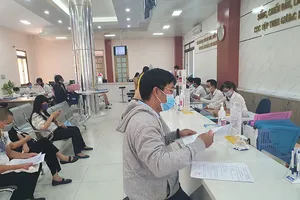 Người dân đi làm thủ tục hành chính tăng trở lại
