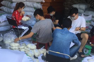 30 tấn gạo, 42.000 quả trứng của một nhóm thiện nguyện