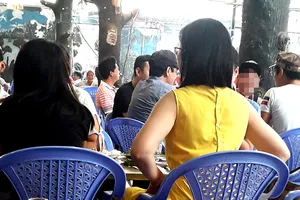 Hàng quán khó thực hiện tiêu chí ngồi xa nhau 1 m