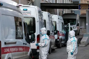 COVID-19: Nga đang theo vết xe của Mỹ