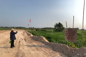 Chưa bồi thường, chủ đầu tư đã san lấp đất của dân