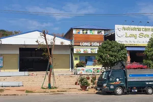 Xây dựng không phép tràn lan quanh Khu hóa dầu miền Nam