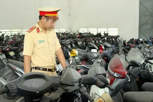 Chạy xe SH mới mua chưa có giấy, bị vịn