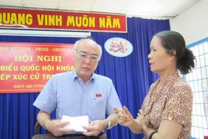 Cử tri Nguyễn Thị Dung đang trao đổi với đại biểu Phan Nguyễn Như Khuê. Ảnh: TÁ LÂM