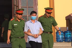 Vụ nâng điểm: Lạ lùng cựu hiệu trưởng khóc, xin lỗi phụ huynh