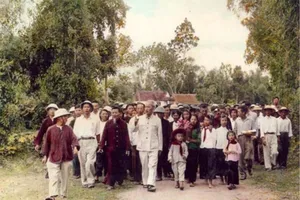 Bác Hồ về thăm Nghệ An vào năm 1957. Ảnh: Báo Nghệ An