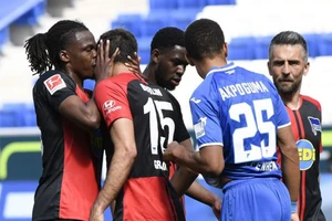 Bundesliga trở lại với ‘nụ hôn phạm luật’