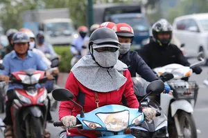 Bật đèn xe máy ban ngày, tranh cãi chưa hồi kết