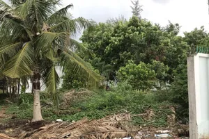 Người bán hàng rong lén bán hàng cho bệnh nhân COVID-19