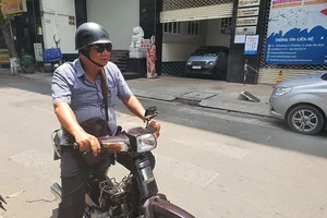 Cán bộ bắt cướp, góp thực phẩm cho dân