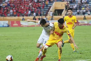 Bóng đá Việt Nam trở lại bằng trận cầu đôi công