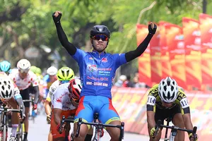 Tấn Hoài quá mạnh, ôm cả áo xanh lẫn áo vàng